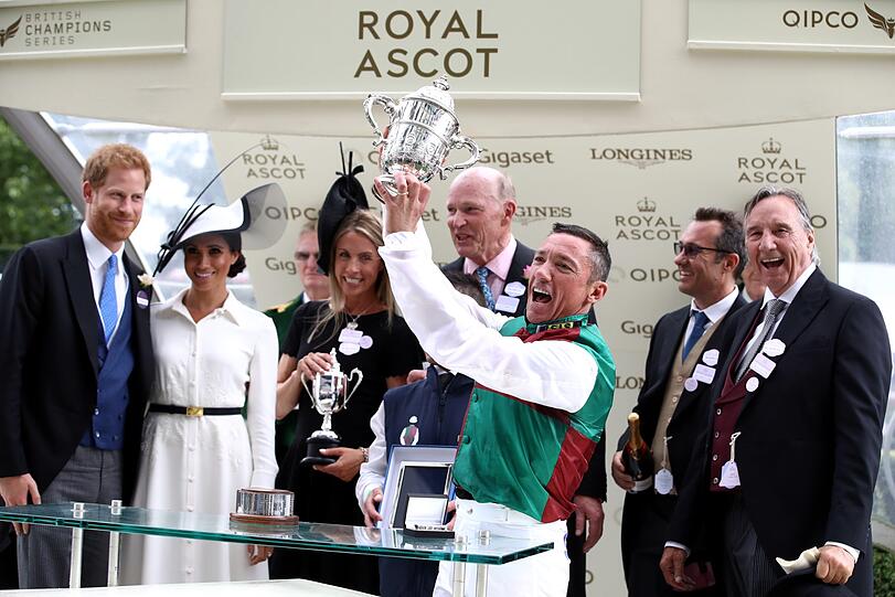 Royale Glückwünsche von Prinz Harry und Herzogin Meghan: Frankie Dettori freut sich über den Pokal