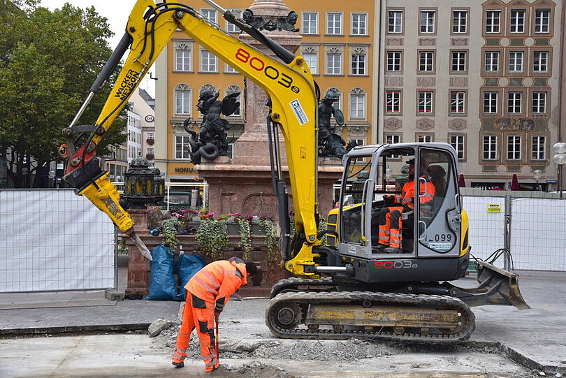 Wo sonst Touristen das Glockenspiel beobachten, steht in diesen Tagen schweres Gerät - die alten Pflastersteine werden ausgetauscht.
