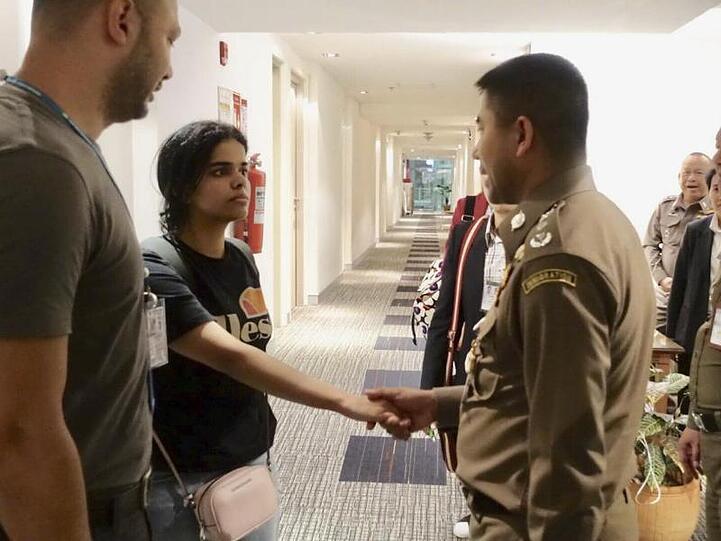 Rahaf Mohammed al-Kunun begrüßt den Chef der Einwanderungspolizei von Thailand am internationalen Flughafen in Bangkok.