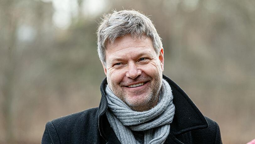 Robert Habeck spricht mit Journalisten.