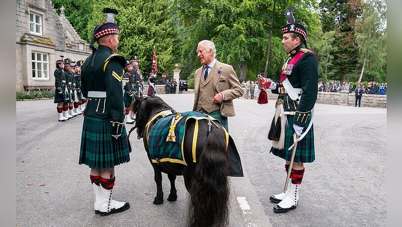 König Charles nahm sich auch wie die Jahre zuvor Zeit für das Shetlandpony Corporal Cruachan IV.