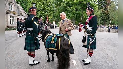 König Charles nahm sich auch wie die Jahre zuvor Zeit für das Shetlandpony Corporal Cruachan IV.