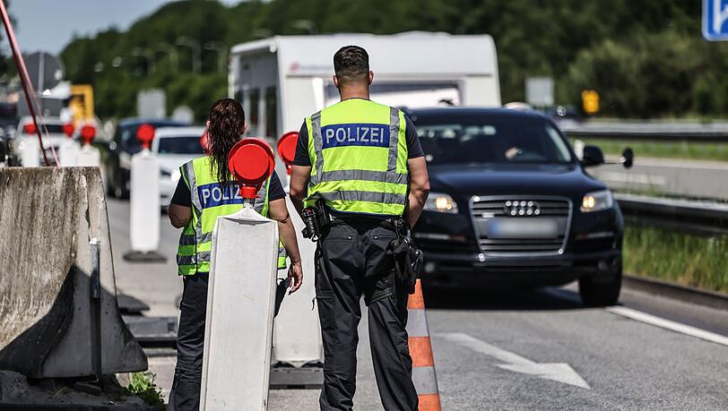 Seit fast zwei Jahren gibt es auf Anweisung der Bundesregierung trotz des Schengen-Vertrags wieder stationäre Grenzkontrollen, so wie hier an der A3 bei Elten an der Grenze zu den Niederlanden. (Symbolbild) Seit fast zwei Jahren gibt es auf Anweisung der Bundesregierung trotz des Schengen-Vertrags wieder stationäre Grenzkontrollen, so wie hier an der A3 bei Elten an der Grenze zu den Niederlanden. (Symbolbild)