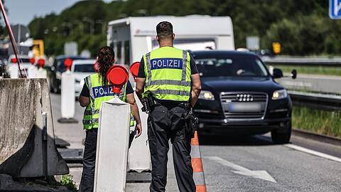 Seit fast zwei Jahren gibt es auf Anweisung der Bundesregierung trotz des Schengen-Vertrags wieder station&auml;re Grenzkontrollen, so wie hier an der A3 bei Elten an der Grenze zu den Niederlanden. (Symbolbild)