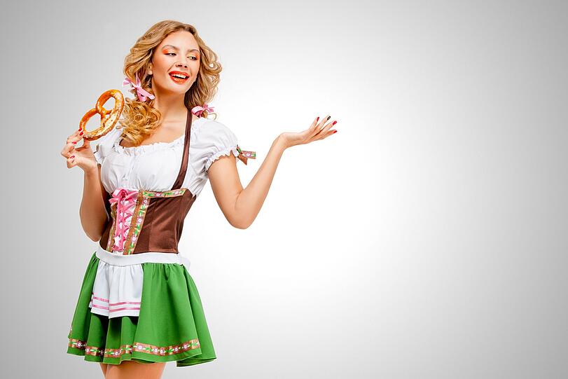 Es ist ein Leichtes, für ein Dirndl 500 Euro oder mehr auszugeben. Das müssen Sie aber gar nicht. Denn auch günstigere Dirndl können Stil haben. Doch nicht jedes Kleid, dass Dirndl-ähnlich ist, sieht auch gut aus: Angedeutete Schürzen, Tüllröckchen, massenweise Strass und Steinchen haben auf einem Dirndl nichts zu suchen. Es ist ein Leichtes, für ein Dirndl 500 Euro oder mehr auszugeben. Das müssen Sie aber gar nicht. Denn auch günstigere Dirndl können Stil haben. Doch nicht jedes Kleid, dass Dirndl-ähnlich ist, sieht auch gut aus: Angedeutete Schürzen, Tüllröckchen, massenweise Strass und Steinchen haben auf einem Dirndl nichts zu suchen.