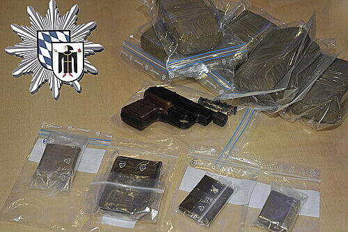 Sichergestelltes Heroin und eine Gaspistole