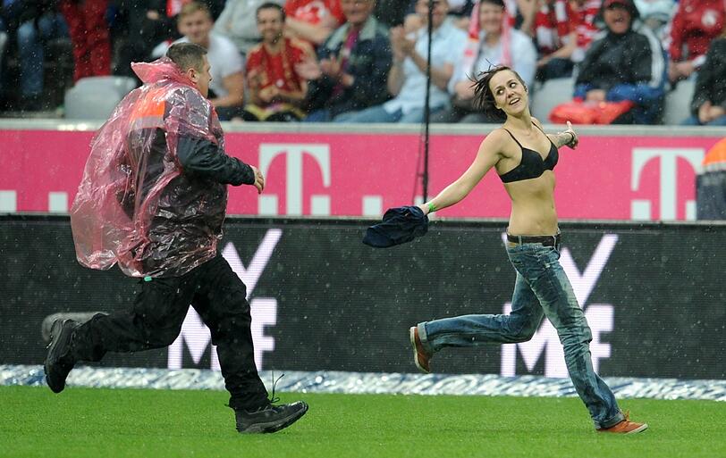 Beim ansonsten recht müden 1:0 gegen Freiburg sorgt am 27.4. in der Nachspielzeit eine Flitzerin im schwarzen BH für Amüsement in der Kurve.