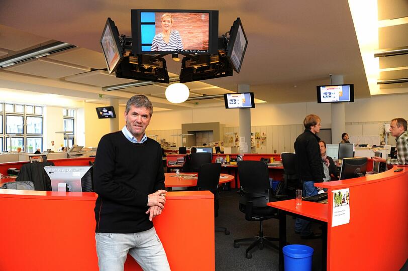 Am Montag war Friedhelm Funkel zu Gast bei der AZ. Der neue Löwen-Trainer begutachtete nicht nur die Redaktionsräume, sondern stellte sich auch am AZ-Telefon den Fragen unserer Leser. Die Bilder!
