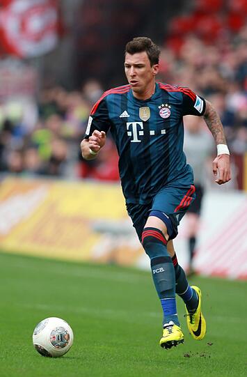 MARIO MANDZUKIC, NOTE 2: In der 63. für Müller eingewechselt. Legte prompt Schweinsteiger das 1:1 mustergültig per Kopf auf. Der Kroate lieferte sich mit dem Serben Vidic hitzige Duelle, sah Gelb. Darf im Rückspiel wohl anfangen.