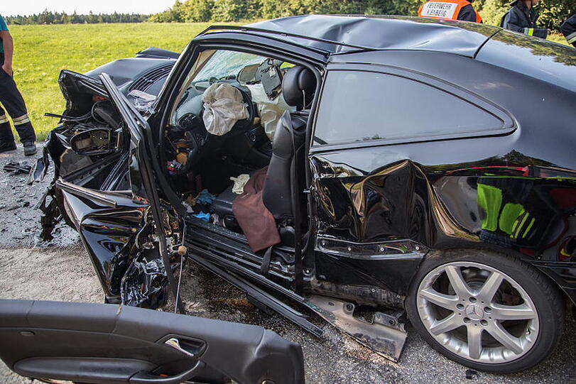 Bei Rabenden ist der Fahrer eines Mercedes beim Überholen frontal in einen BMW gekracht. Die Bilder