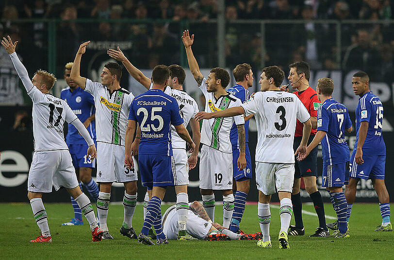 Beim Mönchengladbacher 3:1-Sieg gegen den FC Schalke 04 tritt Schalkes Johannes Geis Borussen-Stürmer André Hahn im Sprung hässlich unters Knie. Der 22-Jährige fliegt sofort vom Platz.
