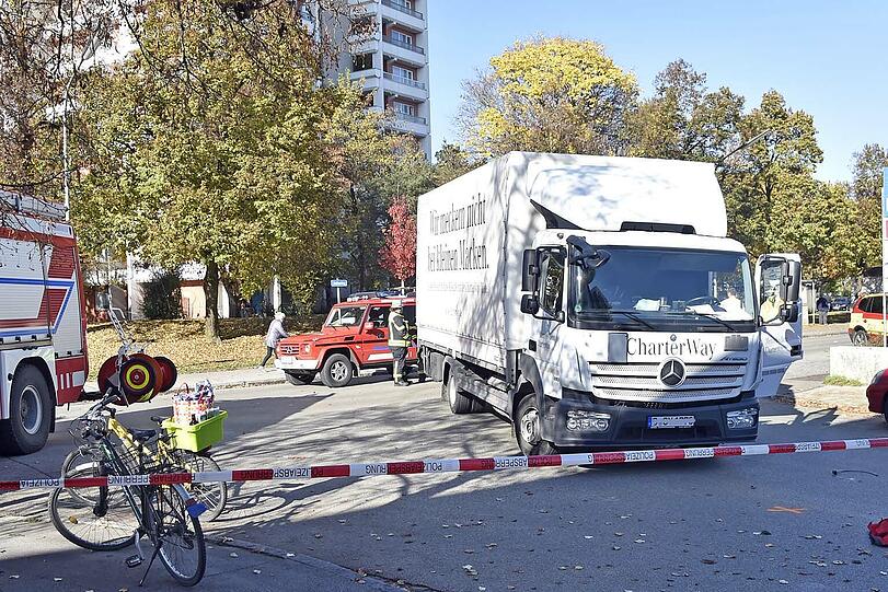 Schon wieder wurde ein Radler von einem Lkw beim Abbiegen erfasst. Die Bilder vom Einsatz!