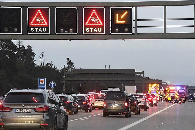 Ein Fiat Panda schert aus um einem Lkw zu überholen. Der heranrasende Ford Mustang kracht in den Kleinwagen und katapultiert ihn gegen den Auflieger des Lastwagens.