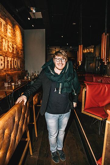 &bdquo;Weihnachten ist bei uns immer total schön&ldquo;, erzählt Musicaldarsteller Florian Hüttner. "Wir fahren alle gemeinsam zur Oma. Dort warten schon Glühwein und Plätzchen. Wir helfen dann den Baum zu schmücken, denn unsere kleinen Verwandten glauben noch ans Christkind. Am Abend gibt&rsquo;s dann leckeres Essen &ndash; der berühmte Kartoffelsalat. Danach läutet es im Wohnzimmer und das Christkind war da.&ldquo;