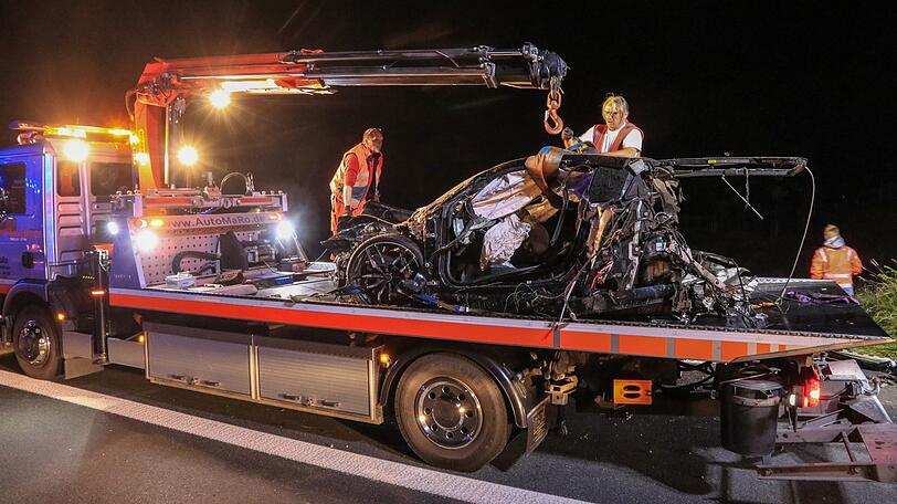 Ein 26-jähriger Fahrer starb bei einem Horrorcrash auf der A3 Richtung Aschaffenburg.