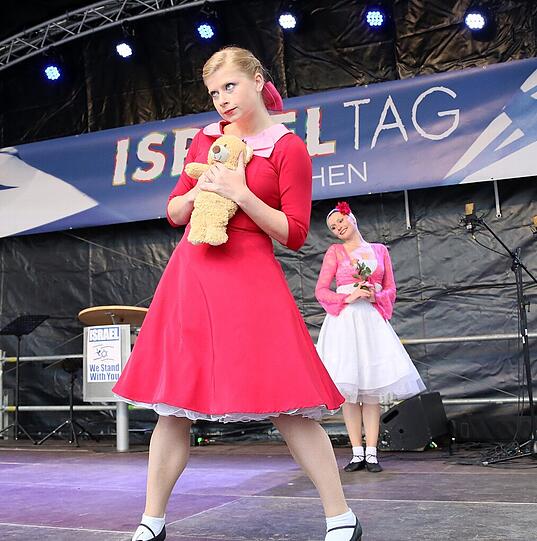 Mit vielen Tanzdarbietungen und Live-Musik wurde vergangenen Woche auf dem Odeonsplatz der Israeltag gefeiert. Die Bilder...