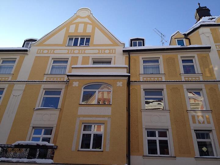 Dass er keinen Balkon besitzt, hatte der 20-Jährige wohl vergessen. Er stürzte aus dem dritten Stockwerk in die Tiefe.
