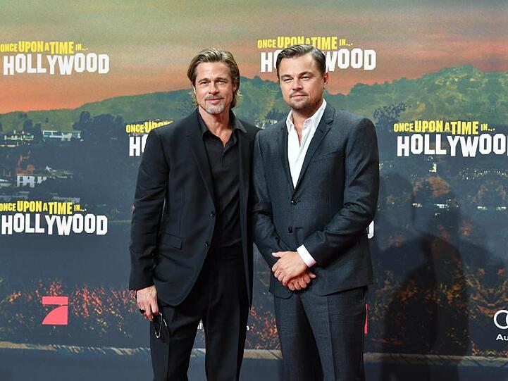 Brad Pitt (l) und Leonardo DiCaprio bei der Premiere in Berlin.