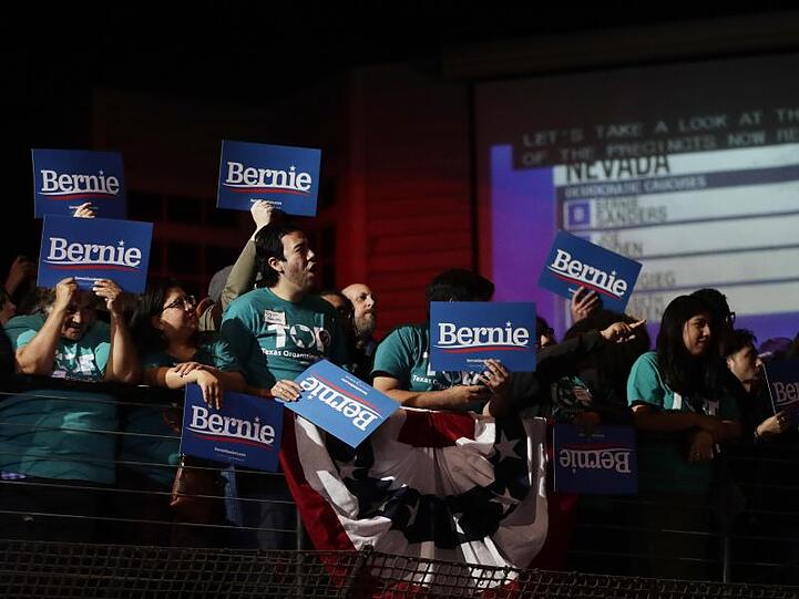 Unterstützer von Bernie Sanders jubeln während der Auszählung der Ergebnisse in Nevada.