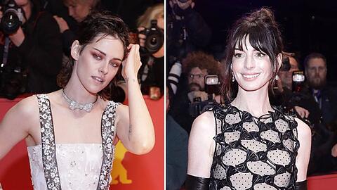 Kristen Stewart (li.) und Anne Hathaway bei der Eröffnung der 73. Berlinale.