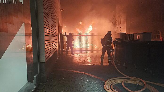 Die Münchner Feuerwehr löscht in der Leopoldstraße mehrere Rollwagen mit Kartonagen, durch die große Hitze wird das angrenzende Bürohaus beschädigt.