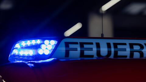 Der Schaden durch das n&auml;chtliche Feuer ist massiv. (Symbolbild)