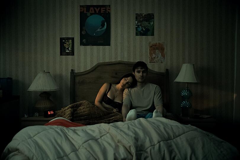 Kein Paar auf Augenhöhe: Nikki (Inde Navarrette) und Bear (Michael Johnston). Kein Paar auf Augenhöhe: Nikki (Inde Navarrette) und Bear (Michael Johnston).