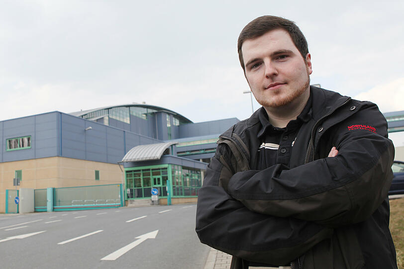 Felix Geismann vor der Müllverbrennungsanlage in Sandreuth. Der Bürgerverein, dem er vorsteht, kämpft seit der Inbetriebnahme 2001 gegen die Anlage. In deren 2-Kilometer-Umkreis leben 98.560 Menschen.