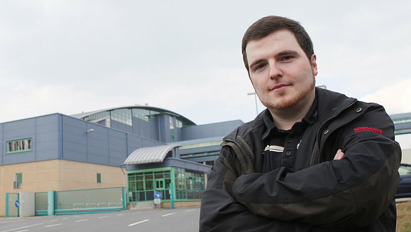 Felix Geismann vor der Müllverbrennungsanlage in Sandreuth. Der Bürgerverein, dem er vorsteht, kämpft seit der Inbetriebnahme 2001 gegen die Anlage. In deren 2-Kilometer-Umkreis leben 98.560 Menschen. Felix Geismann vor der Müllverbrennungsanlage in Sandreuth. Der Bürgerverein, dem er vorsteht, kämpft seit der Inbetriebnahme 2001 gegen die Anlage. In deren 2-Kilometer-Umkreis leben 98.560 Menschen.