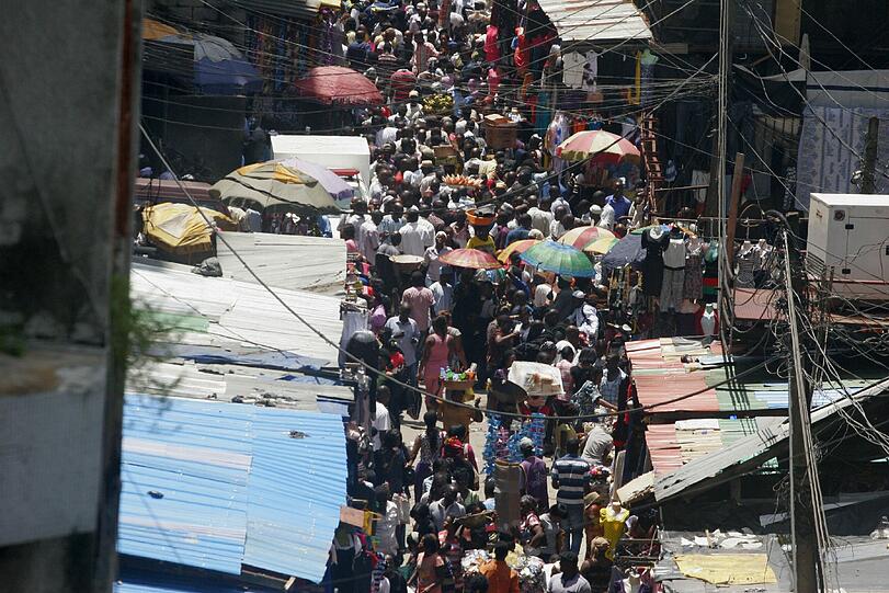 Nigeria ist das afrikanische Land mit der meisten Bevölkerung - und weltweit mit 162 Millionen Einwohnern auf Platz sieben der bevölkerungsreichsten Länder. Im Bild Menschen auf einem Markt in Lagos, die ehemalige Hauptstadt des Landes. Sie wird wohl bald Kairo als größte Stadt Afrikas ablösen.