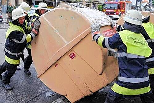 Umgeworfene Container. Auch ein beliebter "Freinacht-Scherz"