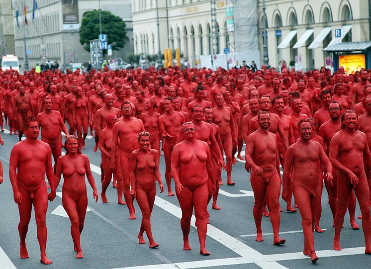 Star-Fotograf Spencer Tunick lässt zur Eröffnung der Opernfestspiele für seine Installation hunderte bunt angemalte Menschen durch München laufen. Das Highlight: Die rot-goldenen Teilnehmer stellen sich an Münchner Monumenten entlang der Ludwigstraße auf. Hier gibts die Bilder!