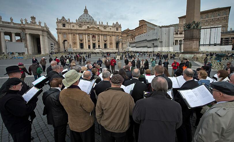 Papst Franziskus hält sein erstes Angelus-Gebet. Auf dem Petersplatz jubelt ihm die Menge zu. Die Bilder aus Rom.