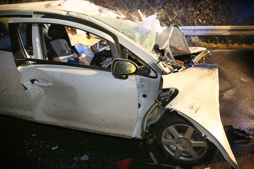 Horror-Crash auf der B-15: Die Bilder vom Unfallort.