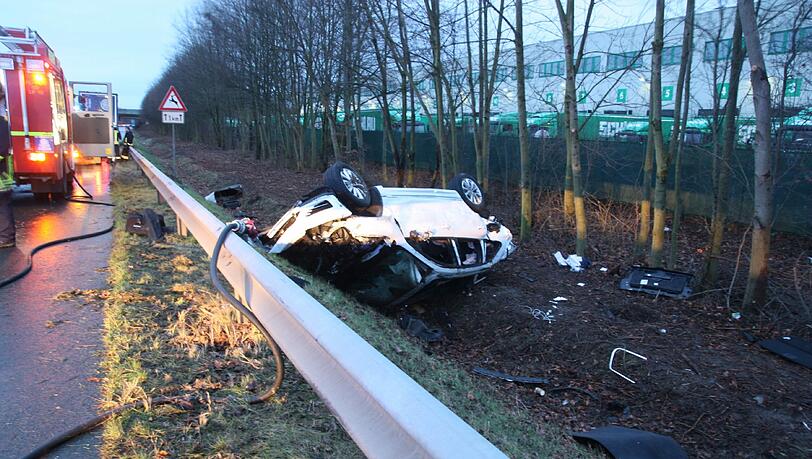 Junior Malanda stirbt bei einem Auto-Unfall: Die Bilder vom Unfallort. Junior Malanda stirbt bei einem Auto-Unfall: Die Bilder vom Unfallort.