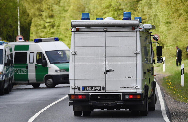 Ein Spezialfahrzeug des Landeskriminalamtes fährt durch den Wald bei Oberursel. Ein Spezialeinsatzkommando der Polizei hatte hier in den frühen Morgenstunden einen Mann und eine Frau festgenommen. Bei einer Durchsuchungsaktion in Oberursel war der Nacht eine selbst gebaute Bombe gefunden worden.