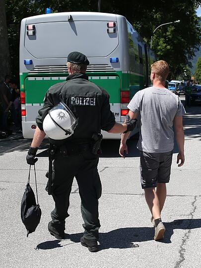 Friedlich, aber unübersichtlich: Durch Garmisch ziehen einige hundert Menschen, andere sind mit Fahrrädern gestartet, mehrere Demonstrationen gehen - wenngleich auf behördlich verkürzten Routen - sportlich ambitioniert und auf Bergwegen Richtung Schloss. Die besten Bilder vom G7-Protest zum Durchklicken.