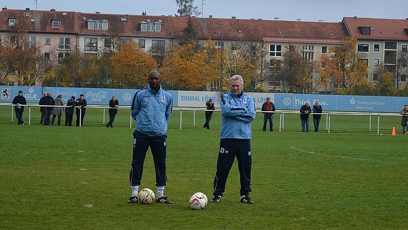 Neben Co-Trainer Collin Benjamin wieder auf dem Platz: 1860-Chefcoach Benno Möhlmann. Neben Co-Trainer Collin Benjamin wieder auf dem Platz: 1860-Chefcoach Benno Möhlmann.
