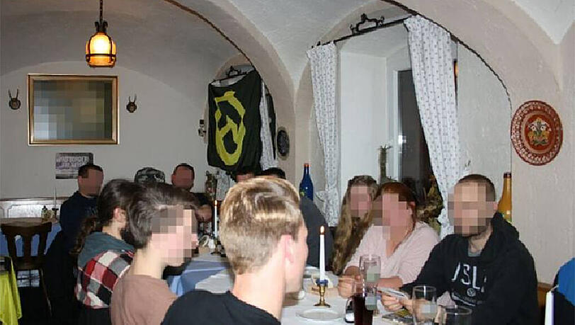 Die „Gruppe Mangfalltal“ postet ein Bild ihrer Gründungsversammlung bei Facebook. Auf dem Bild ist das Nebenzimmer des Gasthauses des AfD-
Vorsitzenden Franz Bergmüller zu erkennen. Die „Gruppe Mangfalltal“ postet ein Bild ihrer Gründungsversammlung bei Facebook. Auf dem Bild ist das Nebenzimmer des Gasthauses des AfD-
Vorsitzenden Franz Bergmüller zu erkennen.
