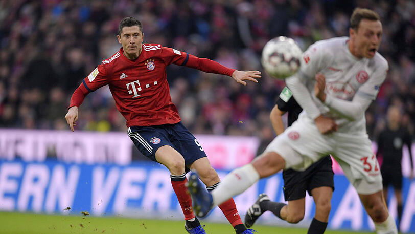 Robert Lewandowski NOTE 4:

Ging mit Kniebeschwerden ins Spiel, doch der Torjäger ist zu wichtig &ndash; für Kovac unverzichtbar. Ließ eine Chance liegen, die er normalerweise blind reinmacht (34.), er verzog. Vergab das mögliche 4:2 kläglich (89.). Pluspunkt: Mit sehr starker Torvorlage per Hacke nach Ballbehauptung zu Müllers 3:1.