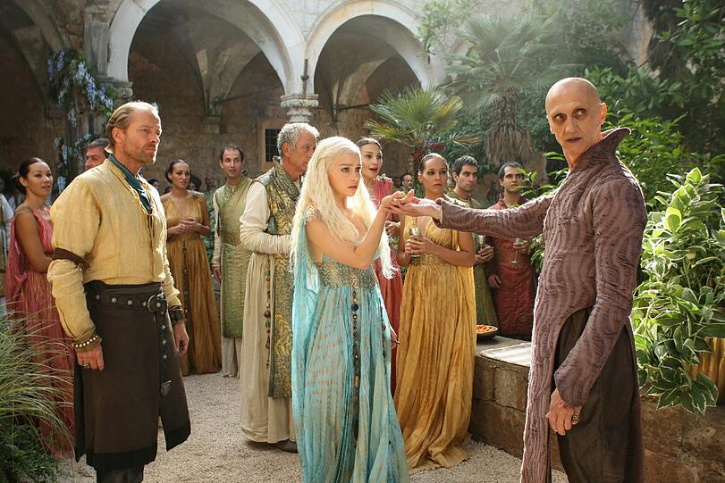 Im Benediktinerkloster der Insel Lokrum trifft Drachenmutter Daenerys Targaryen in der Serie auf einen der Hexenmeister von Qarth (r).