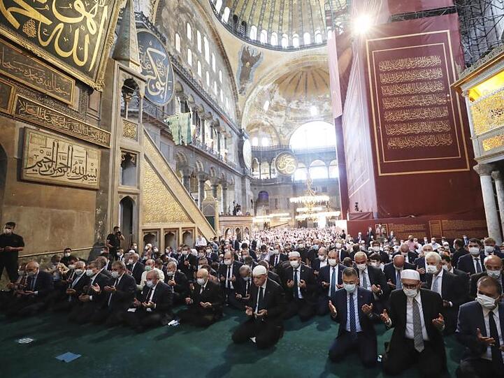Recep Tayyip Erdogan (m.), Staatspräsident der Türkei, nimmt an den Freitagsgebeten in der Hagia Sophia teil.