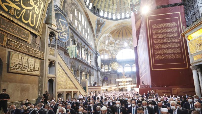 Recep Tayyip Erdogan (m.), Staatspräsident der Türkei, nimmt an den Freitagsgebeten in der Hagia Sophia teil. Recep Tayyip Erdogan (m.), Staatspräsident der Türkei, nimmt an den Freitagsgebeten in der Hagia Sophia teil.