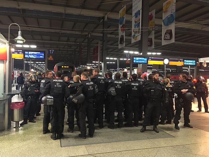 Einsatzkräfte der Polizei am Münchner Hauptbahnhof.