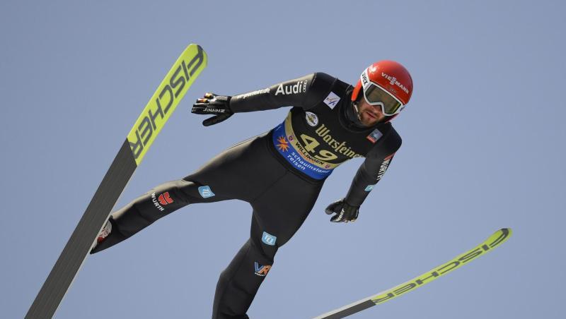 Weltmeister Eisenbichler flog bei dem stark vom Wind beeinflussten Wettbewerb 143 Meter weit.