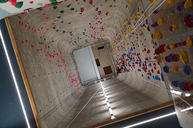 Von unten: ein ehemaliges Silo mit verschiedenen Kletter-Routen.