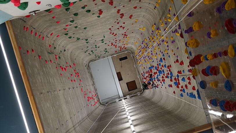 Von unten: ein ehemaliges Silo mit verschiedenen Kletter-Routen. Von unten: ein ehemaliges Silo mit verschiedenen Kletter-Routen.