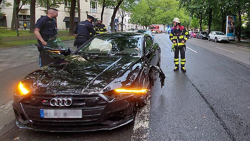 Ein Luxus-Audi fuhr am Sonntagabend in einen geparkten Tesla am Maximiliansplatz.