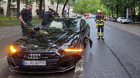 Ein Luxus-Audi fuhr am Sonntagabend in einen geparkten Tesla am Maximiliansplatz.