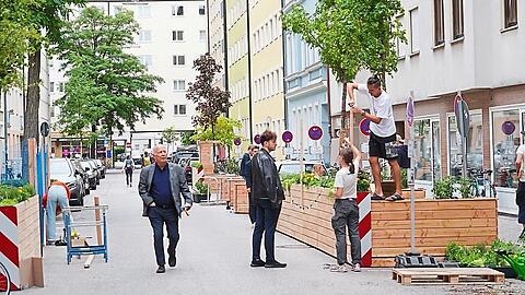 Etwa 40 junge Menschen sind am Tag vor der Einweihung der neu gestalteten Straße hier beschäftigt.